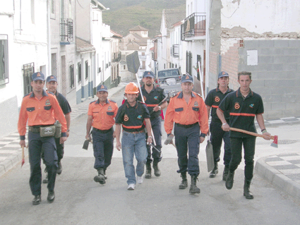 El grupo de voluntarios en la calle Tesoro de Jayena El grupo de voluntarios en la calle Tesoro de Jayena