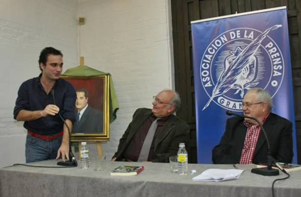 El periodista de IDEAL habla de su maestro en la presentación del libro homenaje (R.L.P)