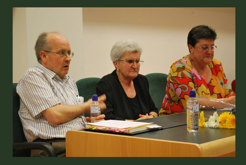 La autora (centro) junto a su hija María Dolores y Antonioo Robles, en el momento de la presentación La autora (centro) junto a su hija María Dolores y Antonioo Robles, en el momento de la presentación
