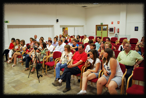 Familiares y amigos asistentes al acto celebrado en la Biblioteca Pública de la Chana