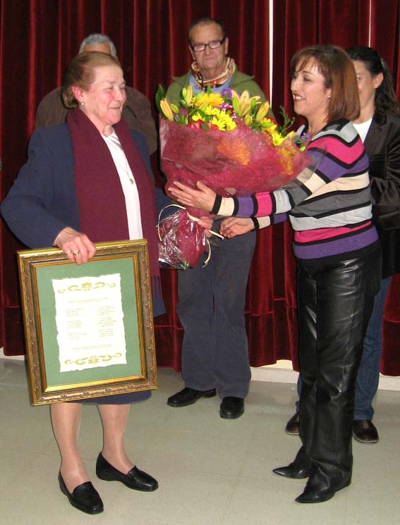  La directora del centro, Juani Molina Ochoa, le entrega un ramo de flores a Rosario Castillo 