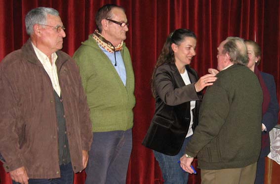  La concejala, Sonia Jiménez, felicita y le entrega un recuerdo a Francisco Naveros 