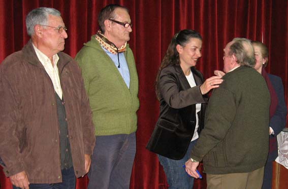La concejala, Sonia Jiménez, felicita y le entrega un recuerdo a Francisco Naveros La concejala, Sonia Jiménez, felicita y le entrega un recuerdo a Francisco Naveros