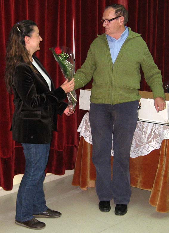 Manuel Retamero, en nombre de la junta directiva, le entrega una flor a la concejala Sonia Jiménez 