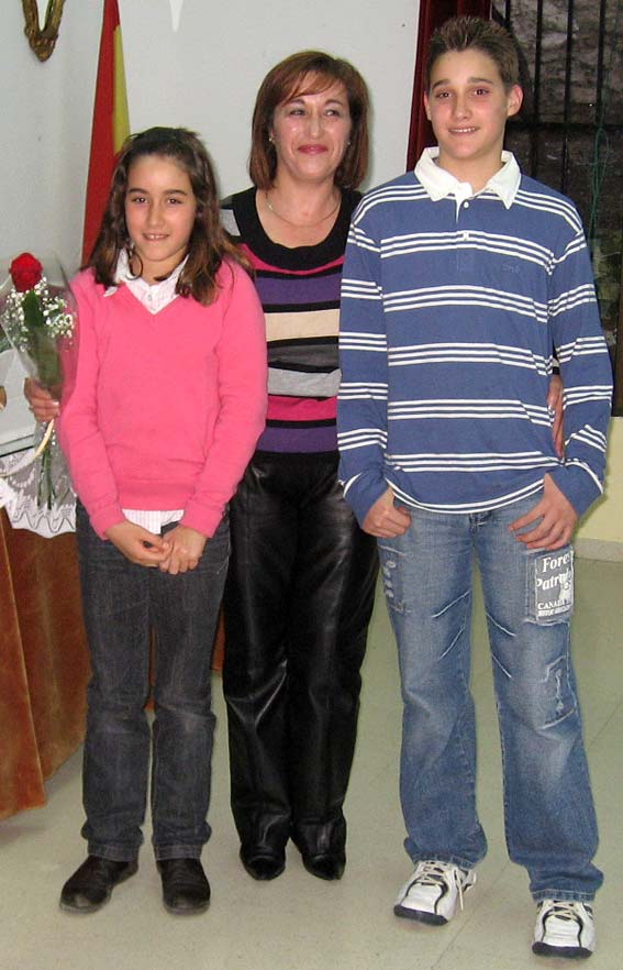 La directora del centro, Juani Molina, recibe la flor de mano de sus hijos La directora del centro, Juani Molina, recibe la flor de mano de sus hijos