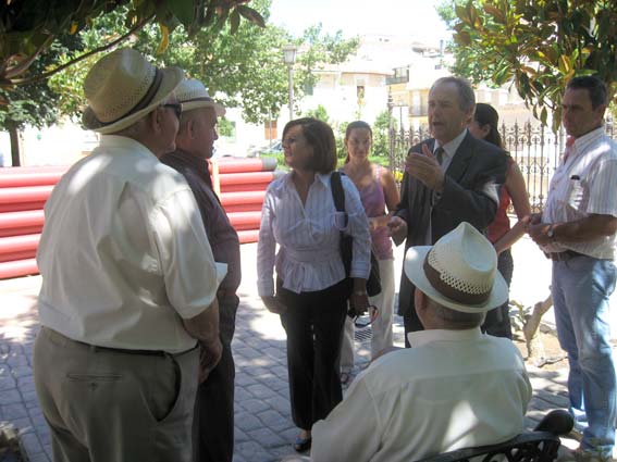  Delegada y alcalde conversan con los mayores sobre el nuevo edificio 