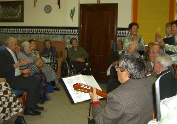  La rondalla del hogar del pensionista compatió unos momentos musicales con los residentes 