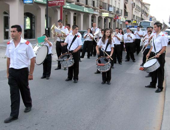  Los segundos en desfilar serían los componentes de la banda de Fuente Vaqueros 