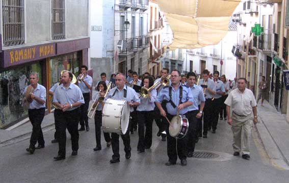  El pasacalles a su paso por la calle Fuerte 