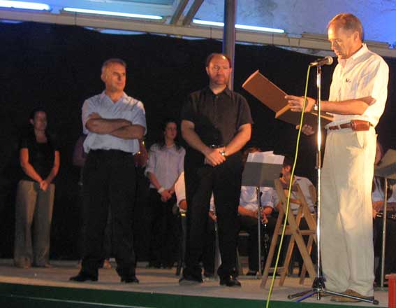  El alcalde de Alhama, Francisco Escobedo, entregó una placa conmemorativa del acto a los dos directores Manuel J. Linares y Rafael Molinero, al tiempo que les agradeció su trabajo durante todo este tiempo 