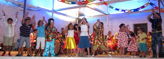 Pequeños voluntarios que animaron el escenario