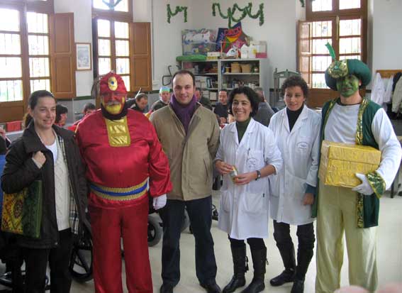  La Teniente de Alcalde, el director de la residencia y las responsables del centro ocupacional con los enviados de los Reyes Magos en esta fiesta 