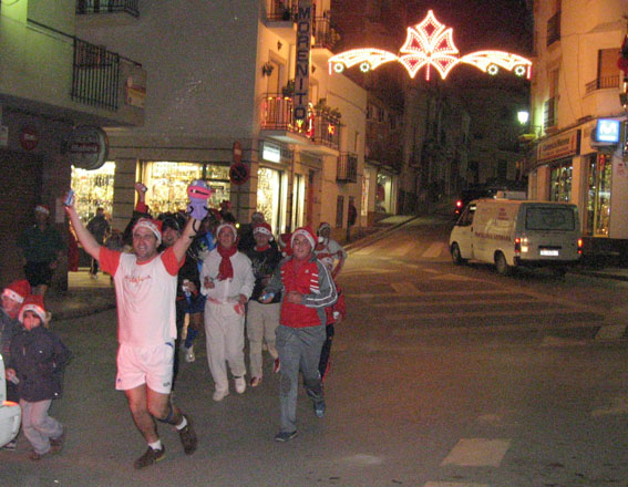  A su paso por la plaza Duque de Mandas 