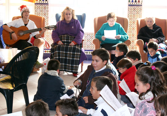  Los niños compartieron este día con los mayores de la residencia 