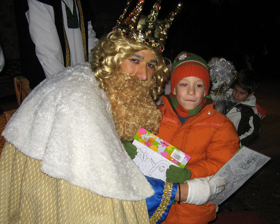  El momento mágico de ser recibidos por los Reyes con un regalo 