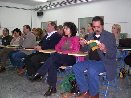 Asistentes al acto de presentacion consultan el libro