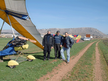 Javier, junto a unos amigos en su campo de vuelo Javier, junto a unos amigos en su campo de vuelo