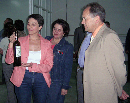 Evangelina Naranjo observa una de las botellas