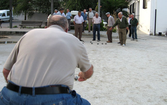 Mayores jugando a la petanca