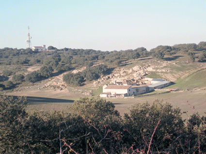 Vista del cortijo de Júrtiga desde la carretera de Vélez Vista del cortijo de Júrtiga desde la carretera de Vélez