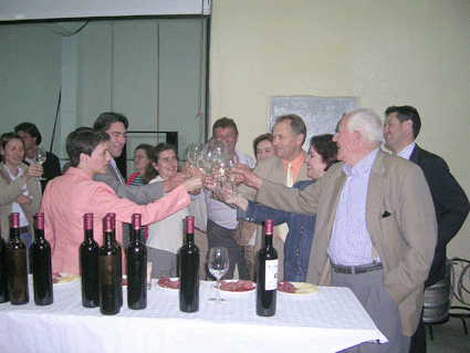 Brindis por la nueva bodega