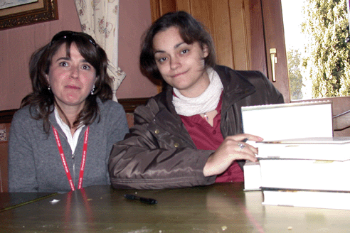 Laura juento a una lectora cuya madre también es lectora fan de Laura
