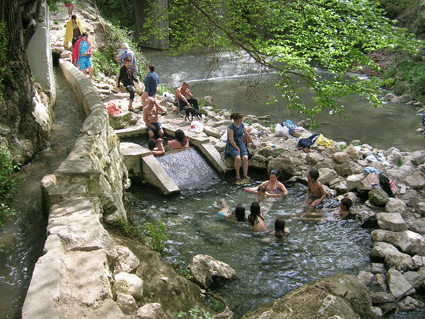 Ambiente familiar en las pozas del balneario el sabado 5 de mayo de 2007