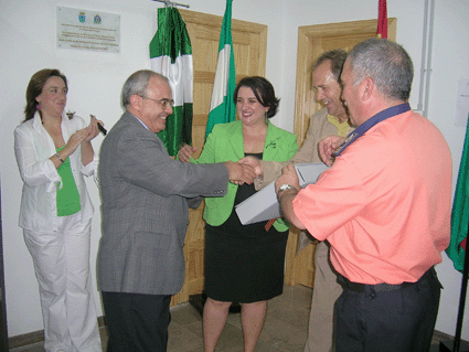 Manuel Navajas recibe un ejemplar del Plan Municipal de Emergencias