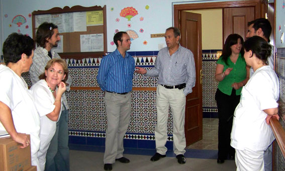  El presidende de la Mancomunidad hace la presentación de Raúl a los trabajadores del centro 