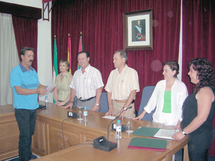 Uno de los alumnos-trabajadors recoge su diploma