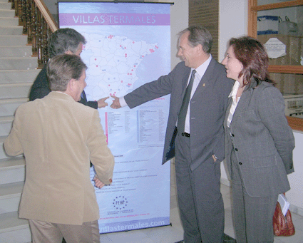 Autoridades políticas ante el cartel de las villas termales de España Autoridades políticas ante el cartel de las villas termales de España
