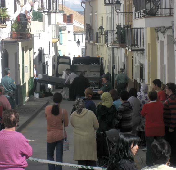 Dramático momento de la retirada del cadáver de Fatiha, el 11 de octubre de 2010