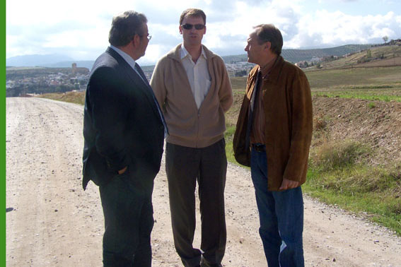   Camino del Balneario. De izquierda a derecha, el Delegado de Obras Públicas. Jorje Rodríguez Rincón, el Jefe de Servicio, Jesús Bueno y el Alcalde de Alhama, Francisco Escobedo 