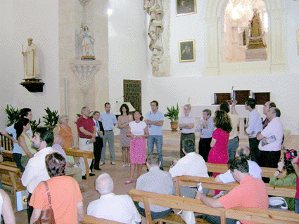 El grupo de periodistas en su visita la iglesia dle Carmen