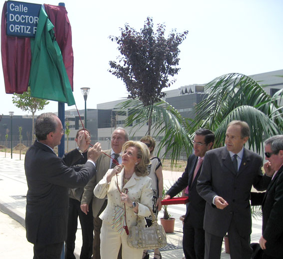  El alcalde de Málaga y Maria Jesús Pérez Ortiz, sobrina del doctor Ortiz, descubren la placa con el nombre de la nueva calle  