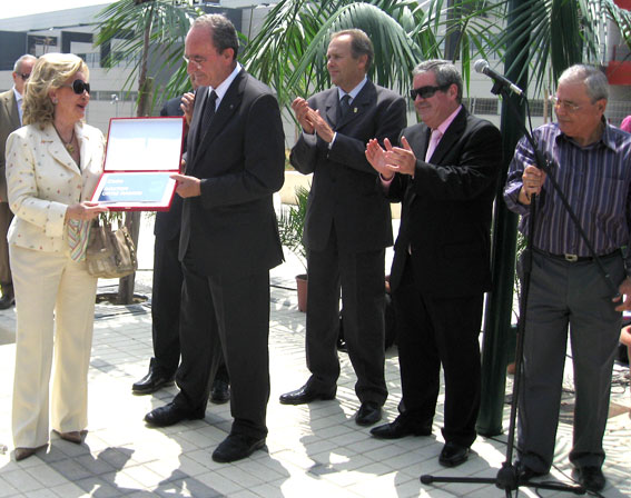  La catedrática Maria Jesús Pérez Ortiz, sobrina del homenajeado,  con una placa ´réplica' de la que figura en la calle 