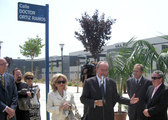 Ya con la placa descubierta, el alcalde de Málaga, agradece la presencia del alcalde alhameño y del presidente del Patronato 