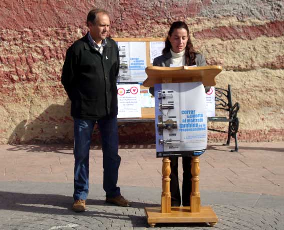 La Teniente de Alcalde, Sonia Jiménez, lee el comunicado contra la violencia, junto a ella el Alcalde de Alhama, Francisco Escobedo La Teniente de Alcalde, Sonia Jiménez, lee el comunicado contra la violencia, junto a ella el Alcalde de Alhama, Francisco Escobedo