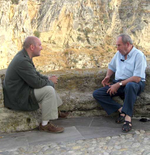  Juan Jesús Vallejo, director de reportajes de Cuarto Milenio, a la izquierda, entrevista a Manuel Muñoz 