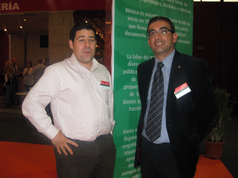 Manuel Naveros junto al Antonio Suárez, director del Centro Albayzin