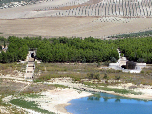 Salida del túnel trasvase (izda), junto al aliviadero de los Bermejales