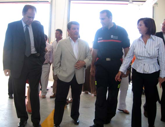 Con el jefe de bomberos se dirigen al interior de las instalaciones Con el jefe de bomberos se dirigen al interior de las instalaciones