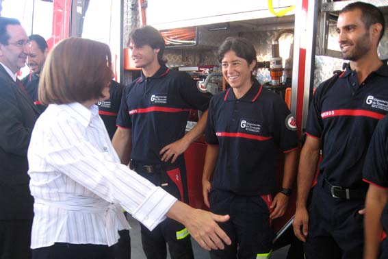La Delegada del Gobierno de la Junta de Andalucía saluda a la plantilla de bomberos de Alhama La Delegada del Gobierno de la Junta de Andalucía saluda a la plantilla de bomberos de Alhama
