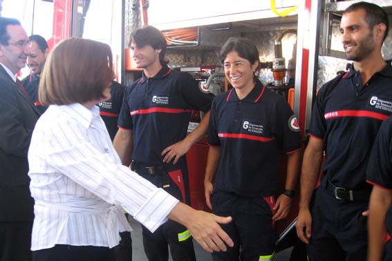  La Delegada del Gobierno de la Junta de Andalucía saluda a la plantilla de bomberos de Alhama 