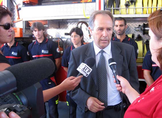 El alcalde de Alhama, Francisco Escobedo, entrevistado por la prensa El alcalde de Alhama, Francisco Escobedo, entrevistado por la prensa