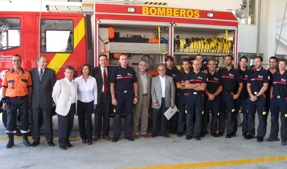  Foto de las autoridades con la plantilla del parque de bomberos de Alhama / PULSA PARA AMPLIAR 