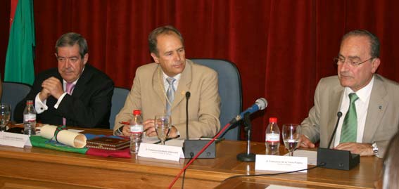  El alcalde de Málaga, Francisco de la Torre, asistió al acto de descubrimiento de la calle que Alhama le dedicó a Andrés el pasado 10 de julio  