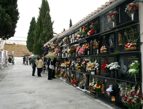 Vista de la zona del cementerio adecentada recientemente por el ayuntamiento