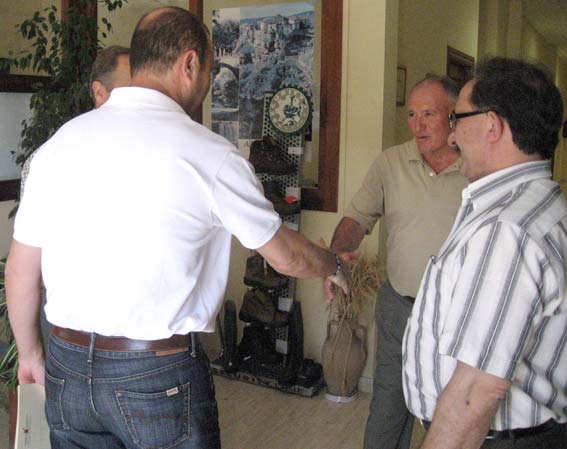   Andrés Ruiz recibido a su llegada por el presidene de la Cooperativa Los Tajos 