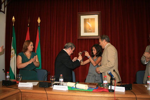 Colocación de la insignia y medalla de Hijo Predilecto